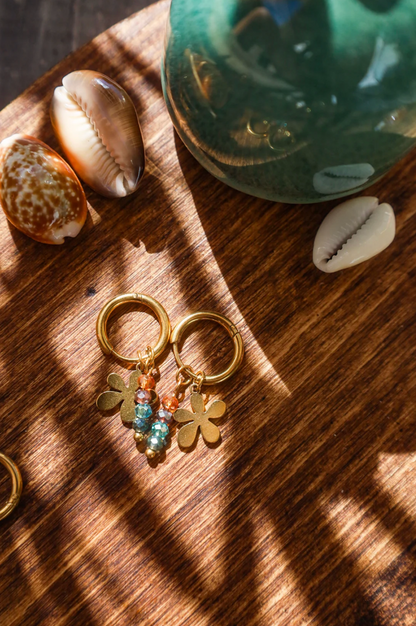boucles créoles acier inoxydable avec fleur dorée et perles beige en verre