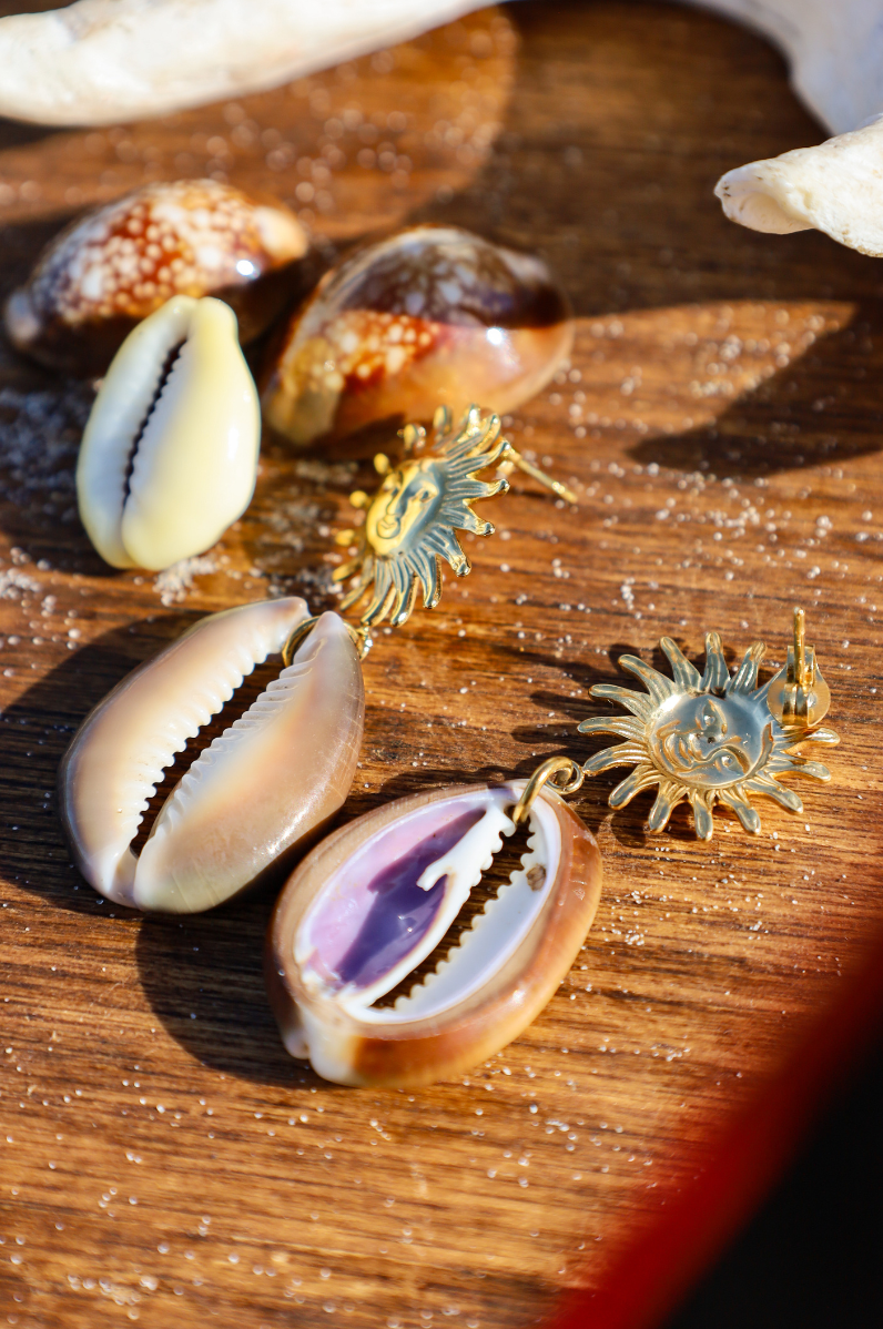 Boucles clou soleil avec gros cauri marron