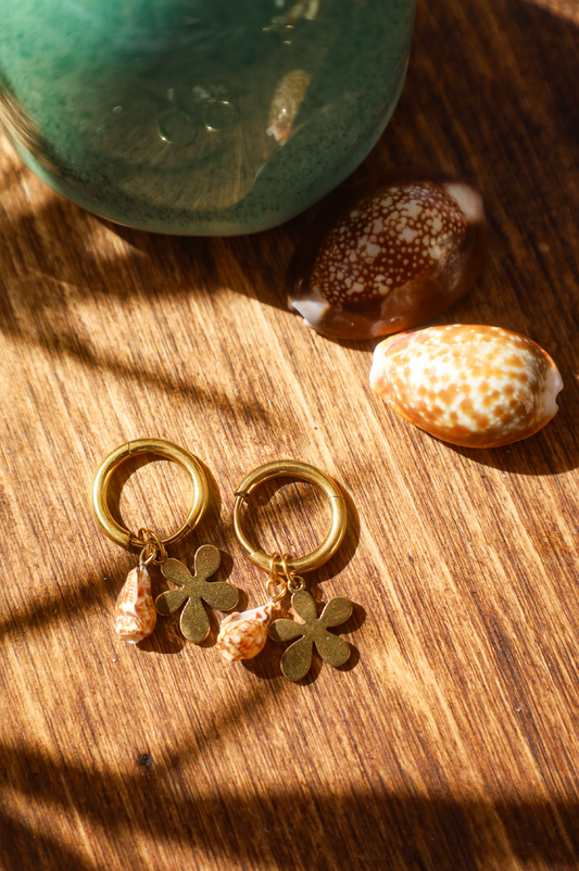 Boucles créoles acier inoxydable et coquillage naturel et fleur pendentif