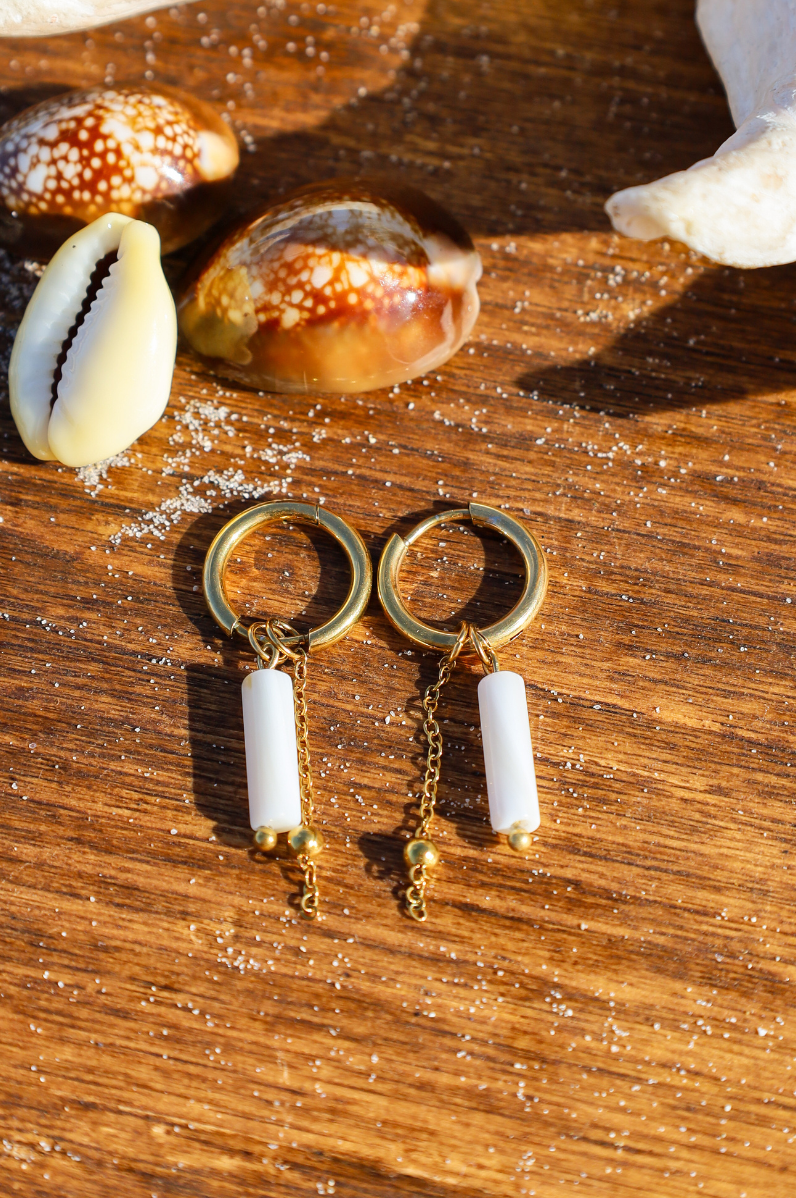 Boucles dorées avec perles en nacre