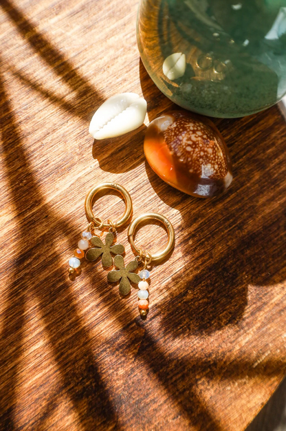 boucles créoles acier inoxydable avec fleur dorée et perles beige en verre