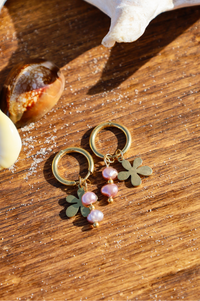 Boucles dorées avec perles d'eau douce violettes