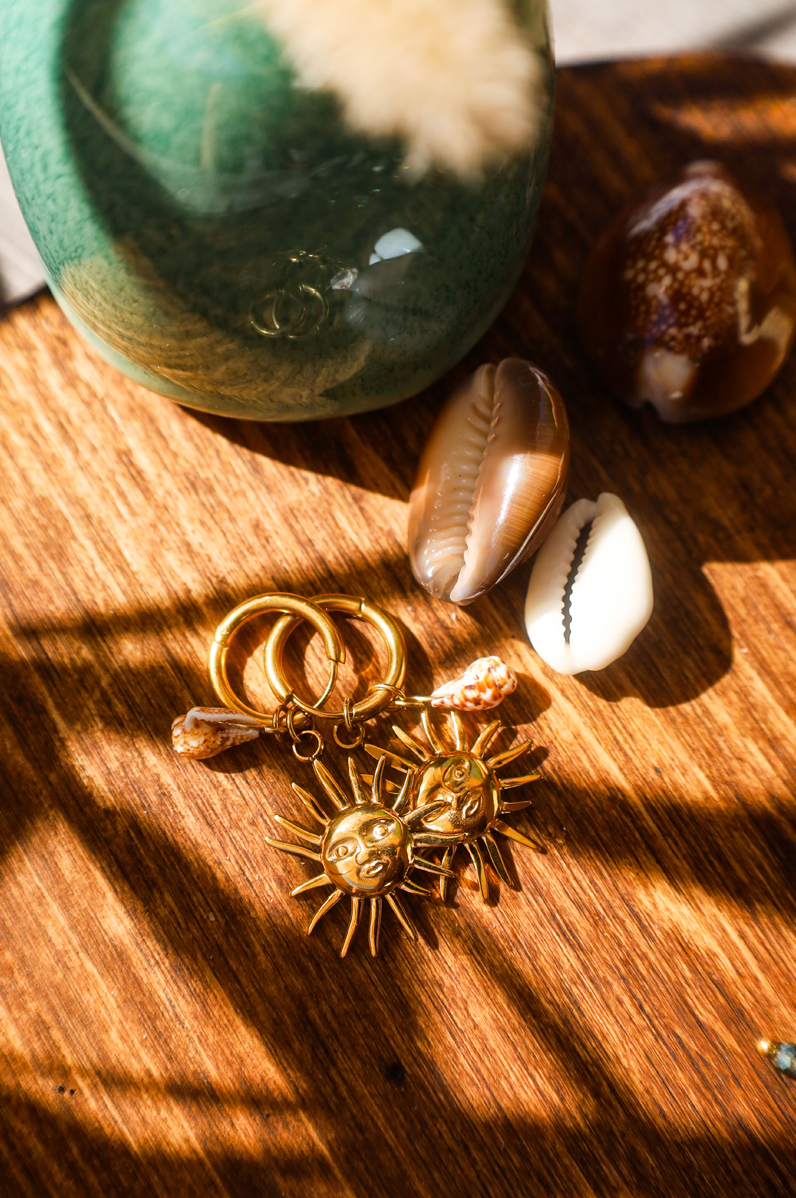 boucles créoles acier inoxydable avec soleil doré et coquillage naturel