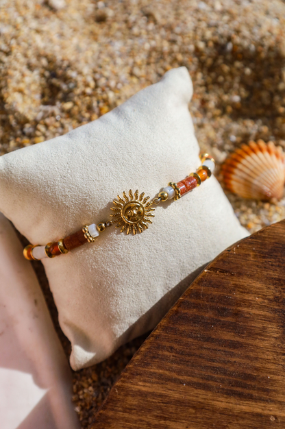 bracelet pendentif soleil et perles de couleurs chaudes en grès
