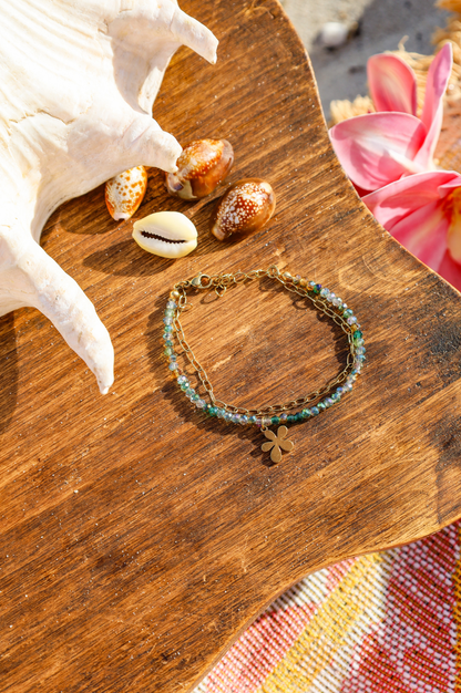 bracelet double chaine dorée et perles vertes en verre et pendentif fleur