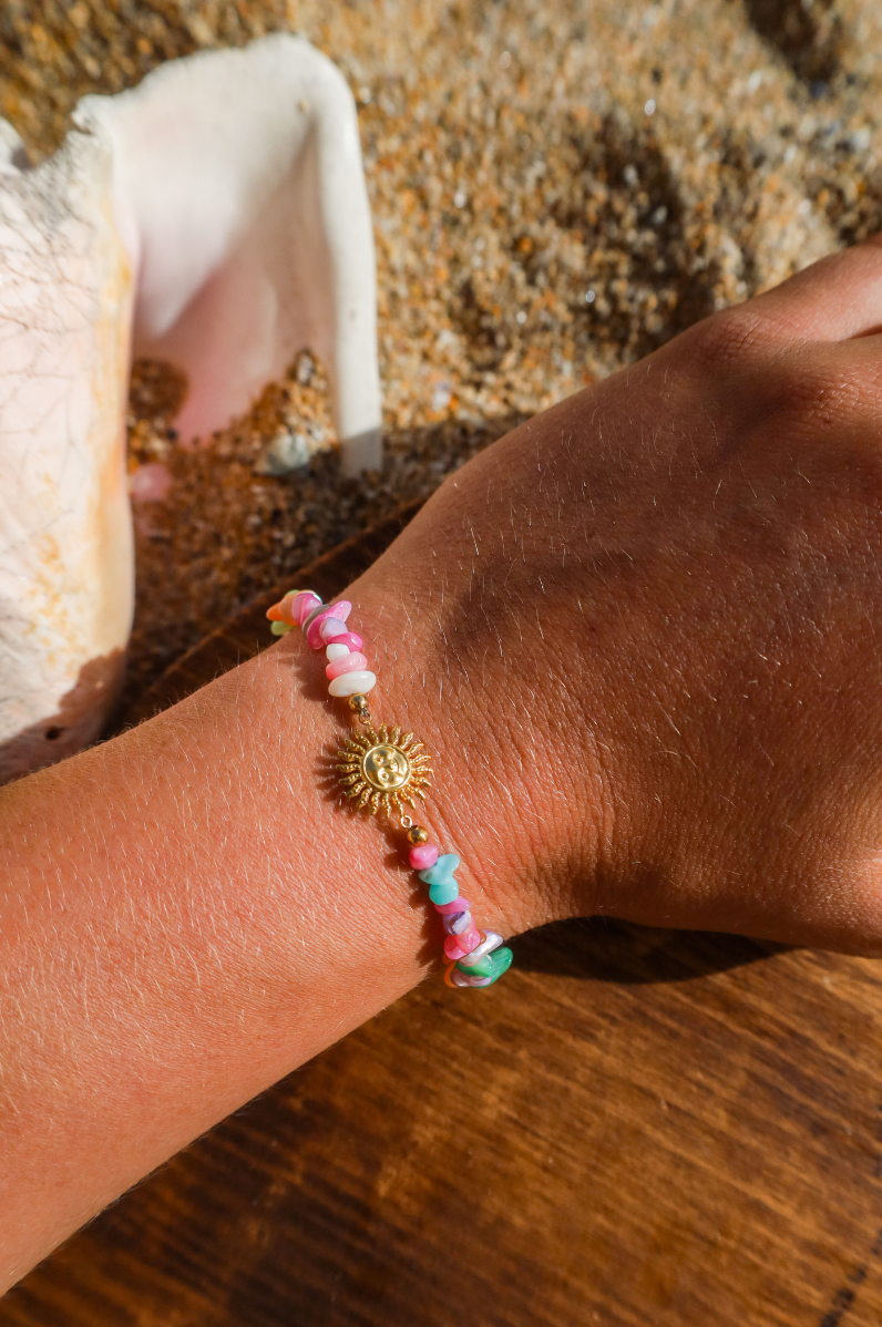 Bracelet perles corail multicolores et pendentif soleil