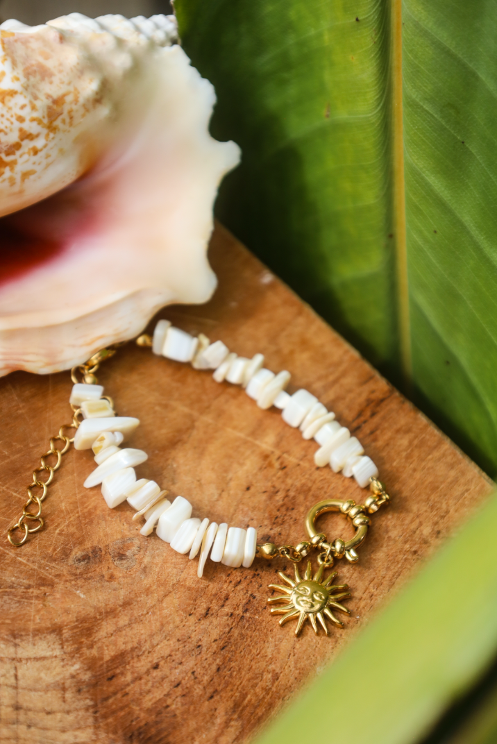 Bracelet en pierre naturelles blanches et pendentif petite fleur