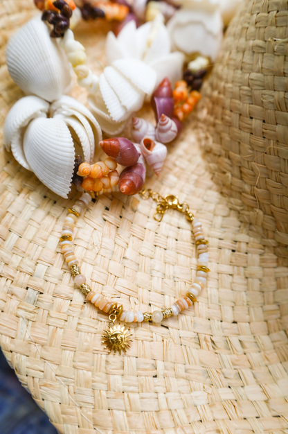 Bracelet perles de coquillages et pendentif soleil