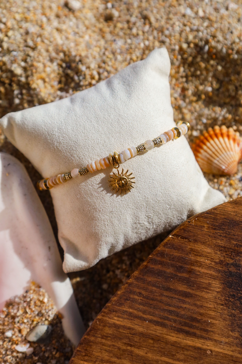 Bracelet perles de coquillages et pendentif soleil
