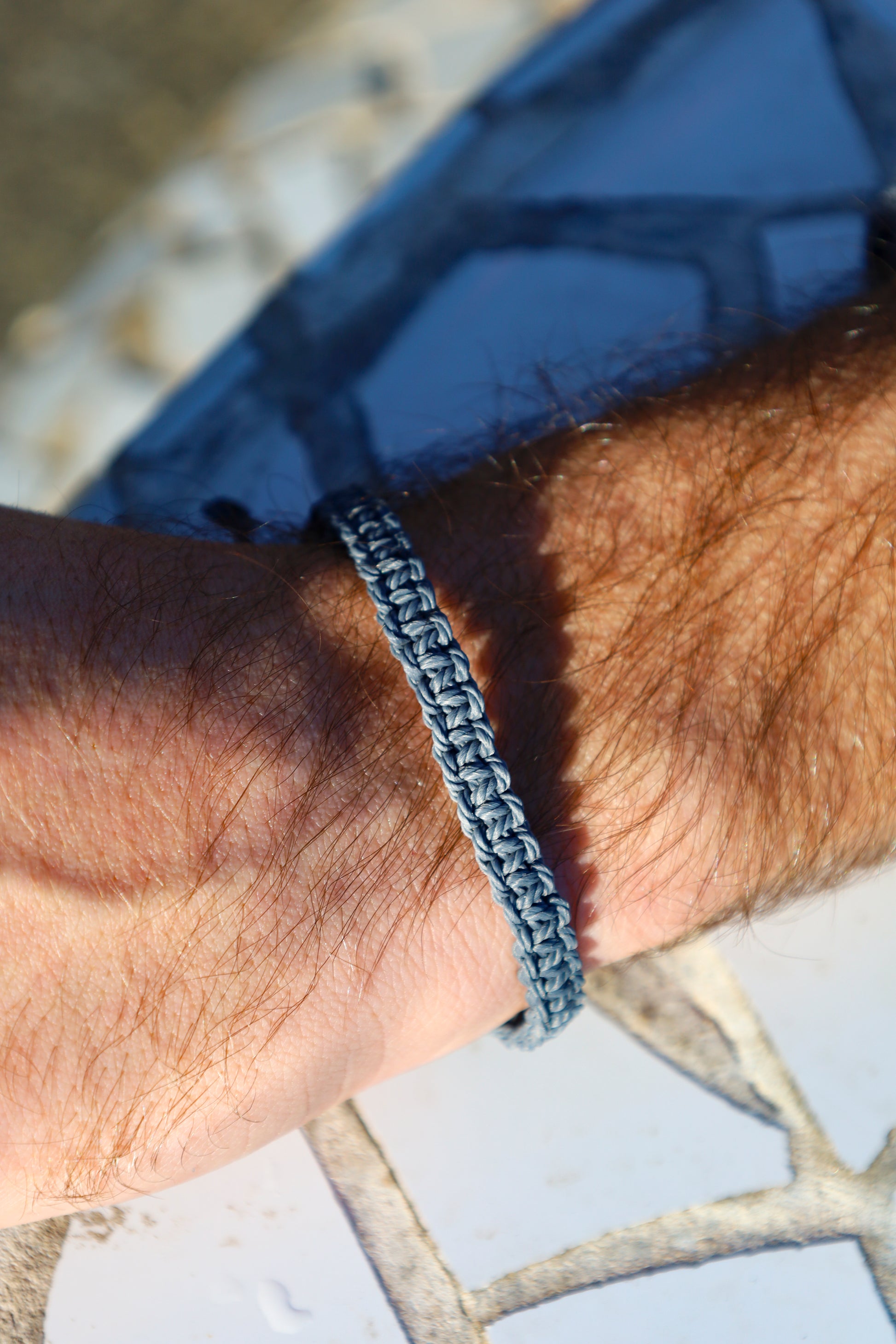 bracelet tressé en macrame bleu