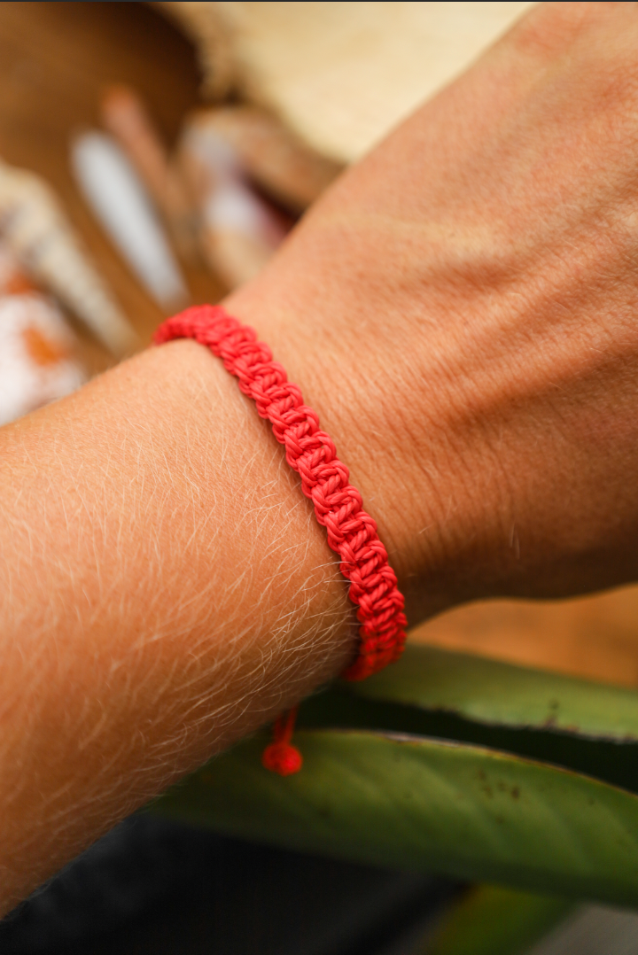 bracelet rouge tressé en macramé