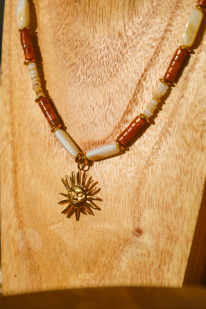 Collier Terama en perles de grès et coquillages naturels et nacres.