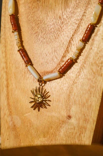 Collier Terama en perles de grès et coquillages naturels et nacres.