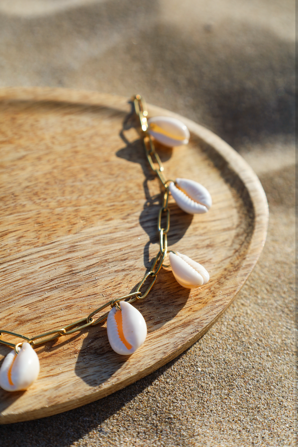 Collier en chaine acier inoxydable et 7 cauris blancs