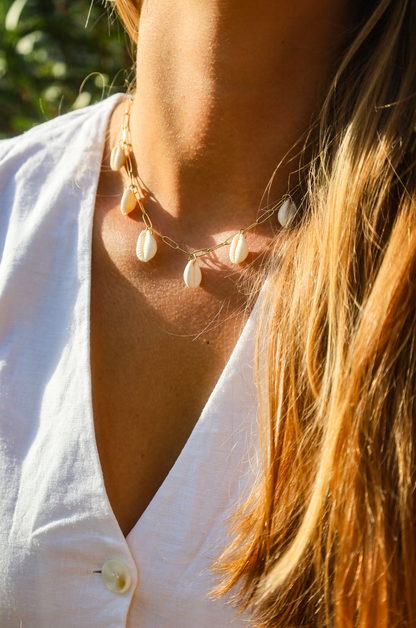 Collier en chaine acier inoxydable et 7 cauris blancs