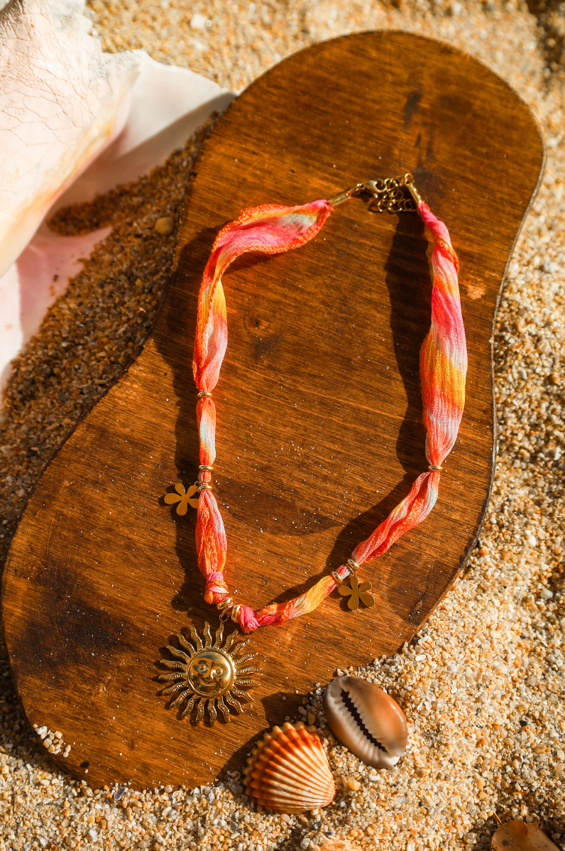 Collier en ruban de soie et pendentif soleil et fleurs dorés