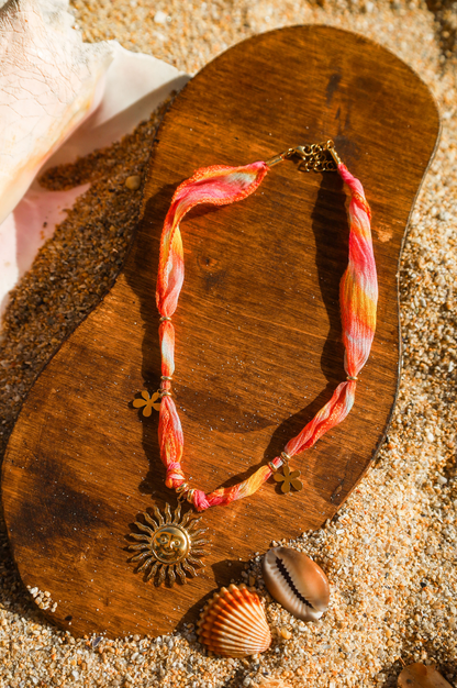 Collier en ruban de soie et pendentif soleil et fleurs dorés