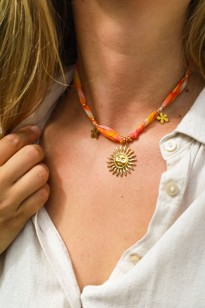 Collier en ruban de soie et pendentif soleil et fleurs dorés