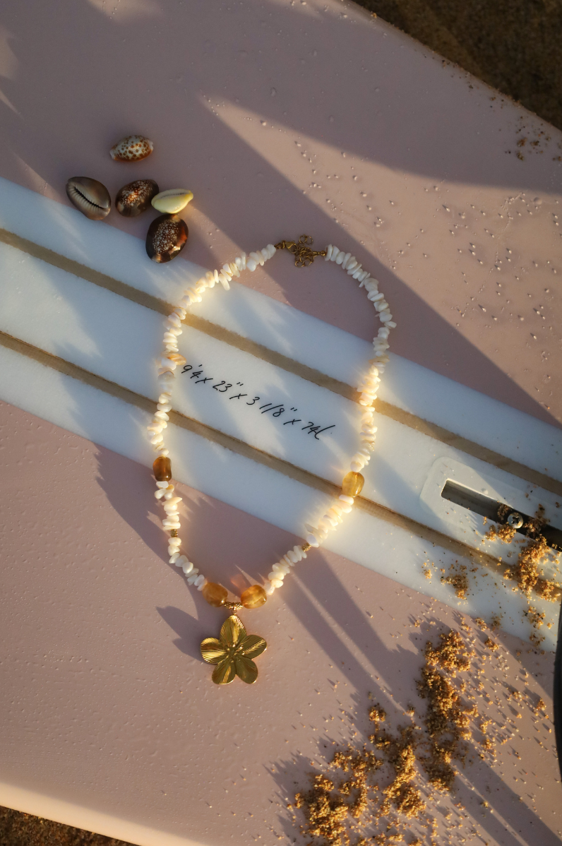 Collier en perles de coquillages et pendentif fleur
