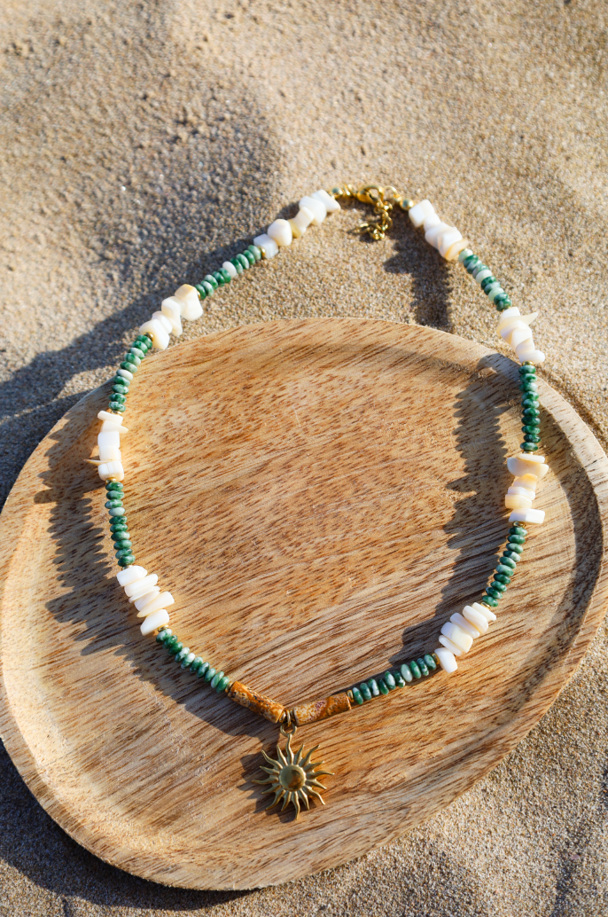 Collier en perles de jades vertes et en perles naturelles blanches avec pendentif en fleur de nacre.