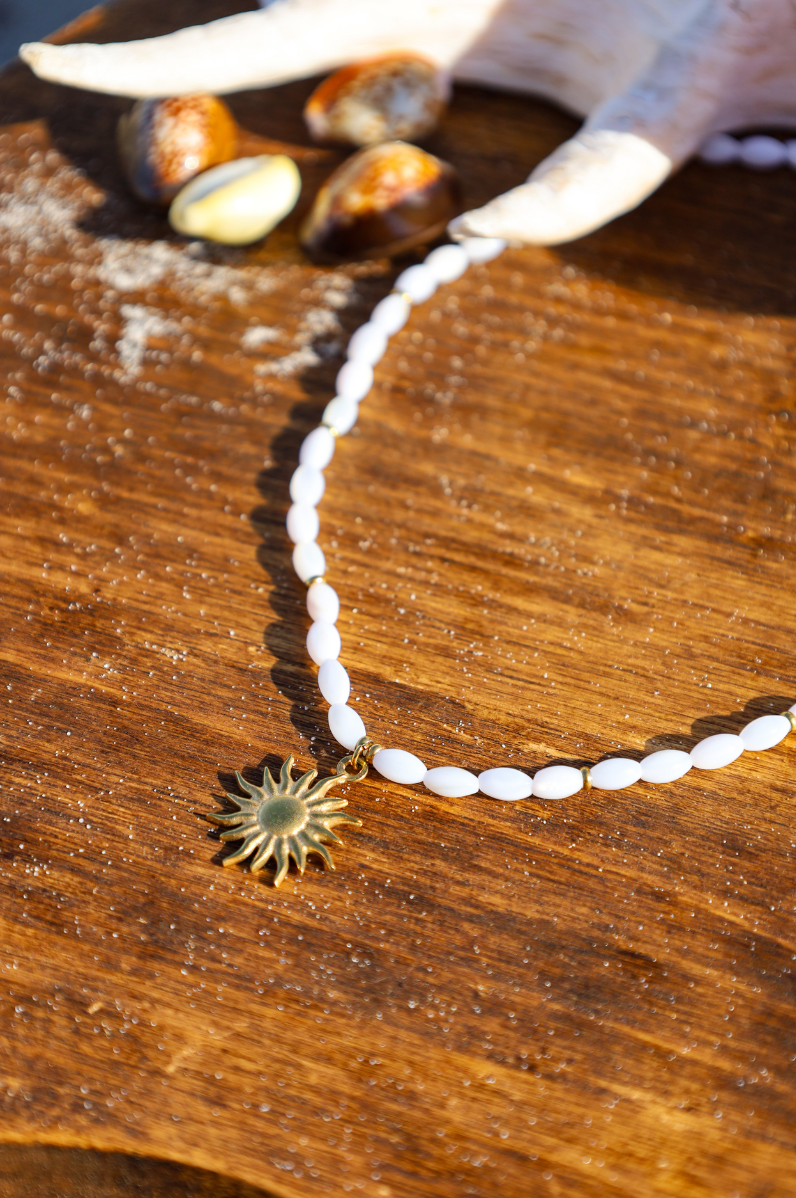 Collier en nacres olives et pendentif doré soleil