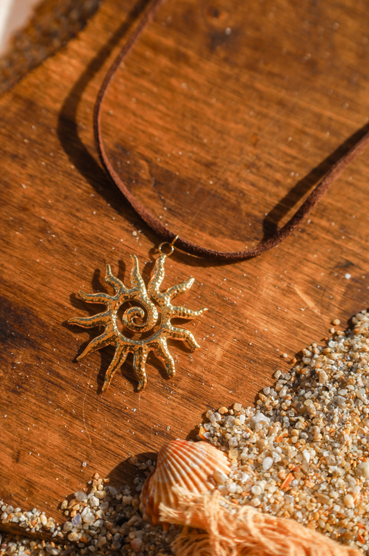 collier en suédine marron et pendentif soleil doré