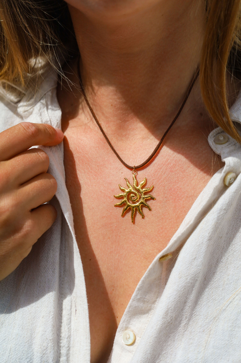 collier en suédine marron et pendentif soleil doré