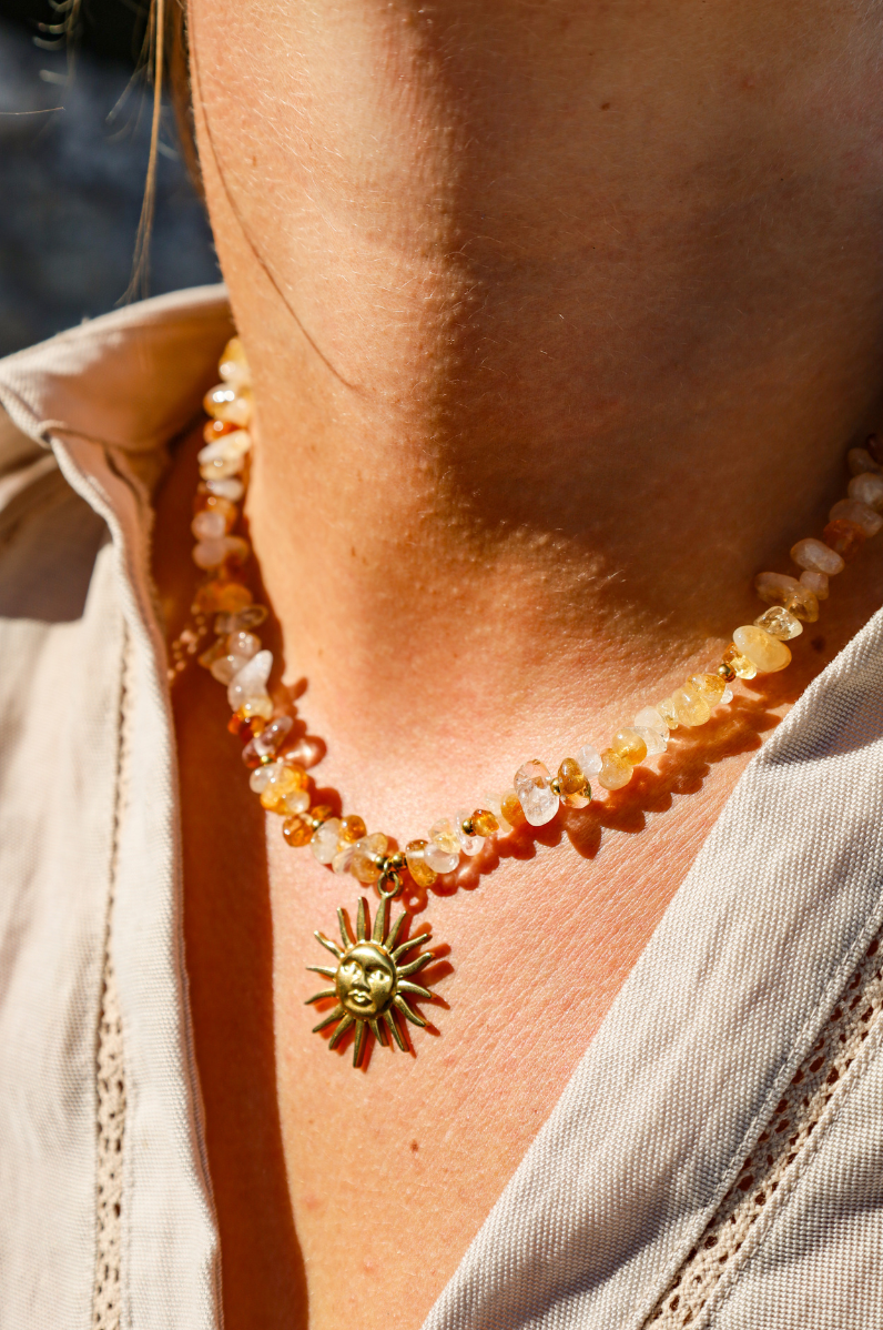 Collier avec perles jaunes en citrine et pendentif soleil doré