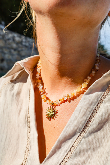 Collier avec perles jaunes en citrine et pendentif soleil doré
