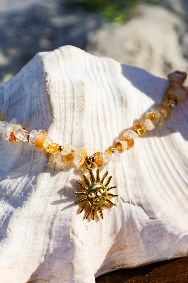 Collier avec perles jaunes en citrine et pendentif soleil doré