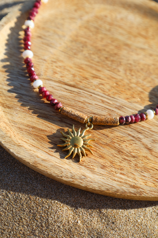 Collier avec perles roses et pendentif soleil
