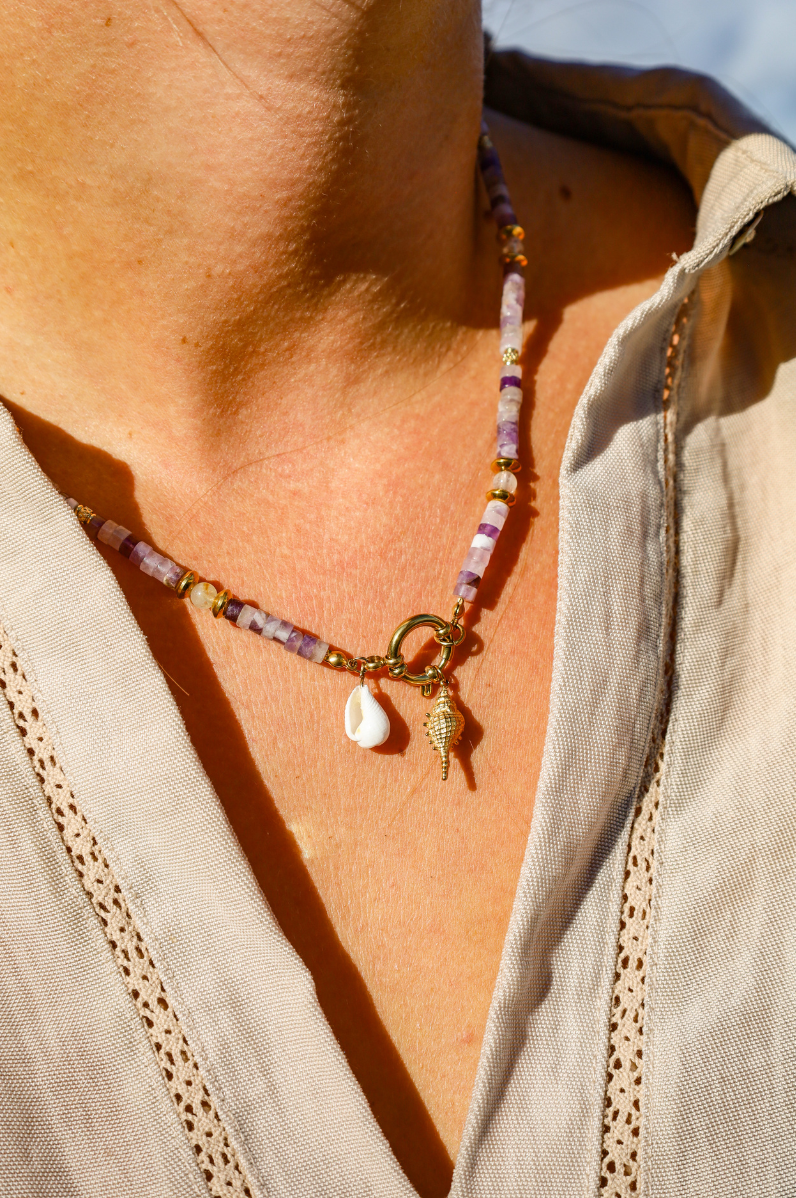 Collier avec perles violettes et coquillage doré et naturel