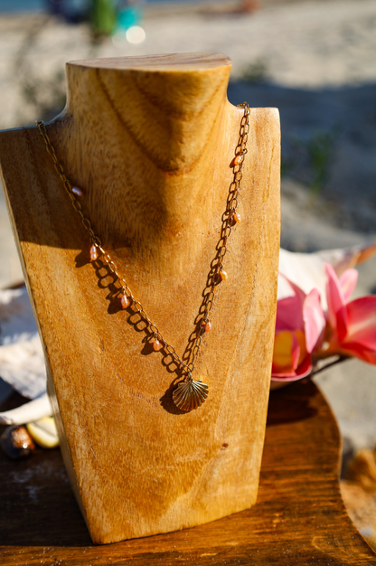 Collier chaine dorée pendentif coquillage et pendentif perles de culture roses
