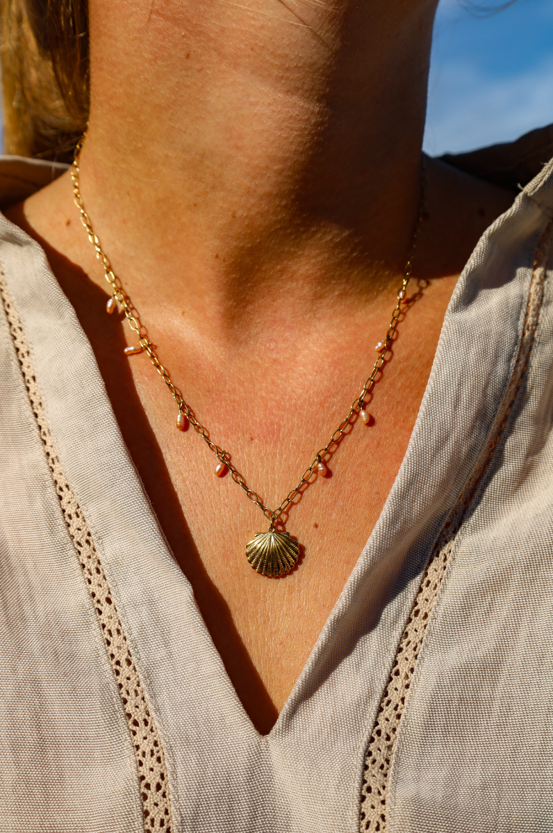 Collier chaine dorée pendentif coquillage et pendentif perles de culture roses