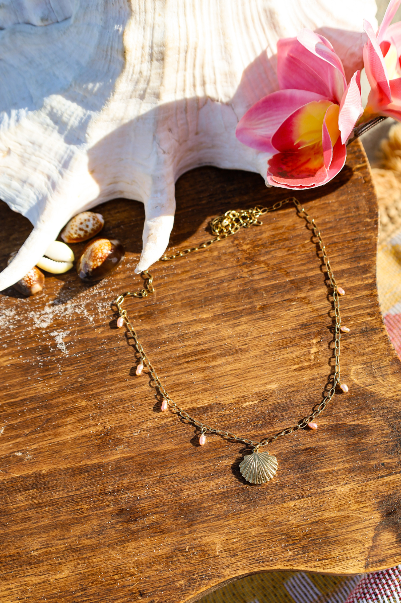 Collier chaine dorée pendentif coquillage et pendentif perles de culture roses