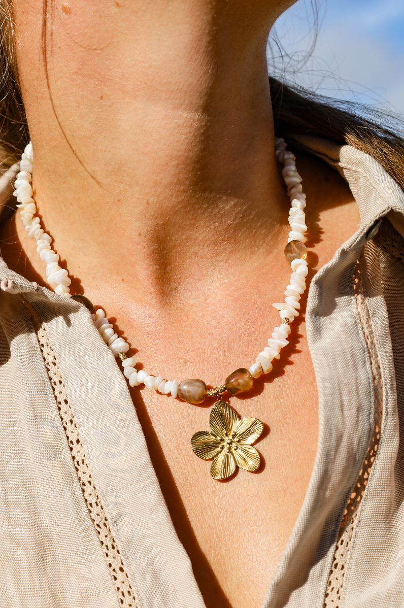 Collier en perles de coquillages et pendentif fleur
