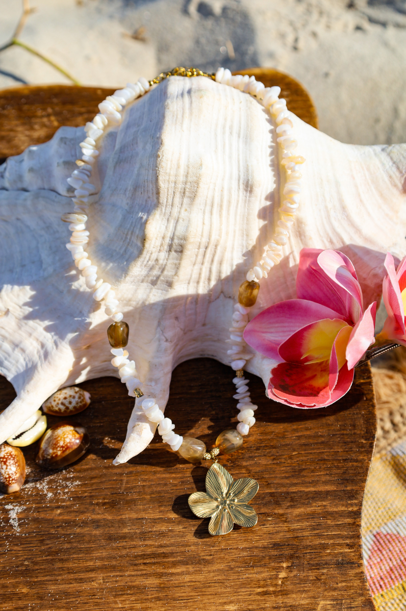 Collier en perles de coquillages et pendentif fleur