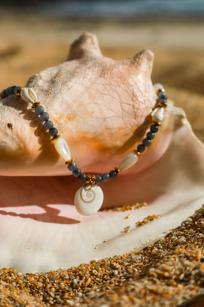Collier perles rondes bleues avec pendentif oeil de sainte lucie