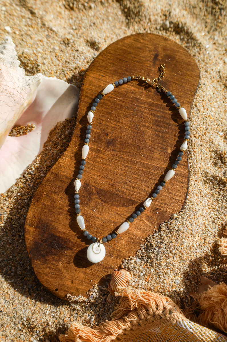 Collier perles rondes bleues avec pendentif oeil de sainte lucie