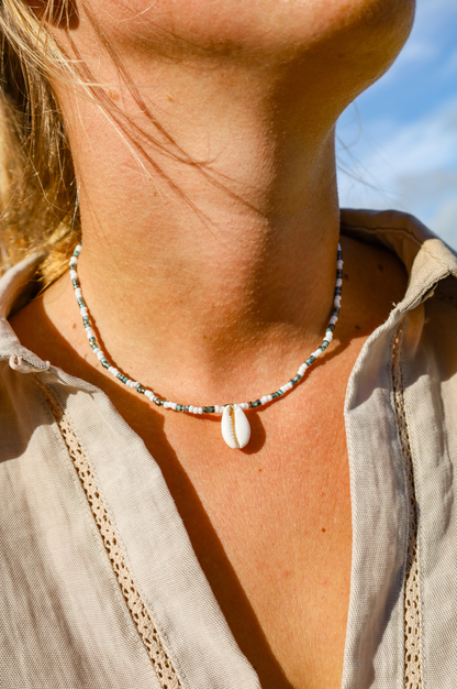 Collier composé de perles de petites rocailles de différentes couleur avec pendentif cauri