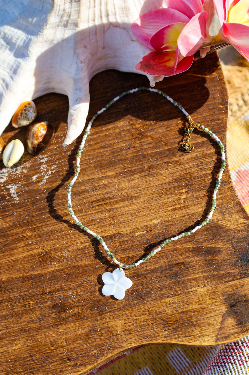 Collier composé de perles de petites rocailles de différentes couleur avec pendentif fleur nacre