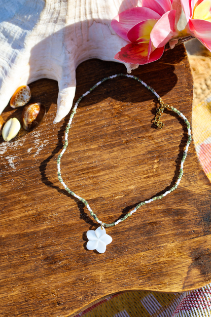 Collier composé de perles de petites rocailles de différentes couleur avec pendentif fleur nacre