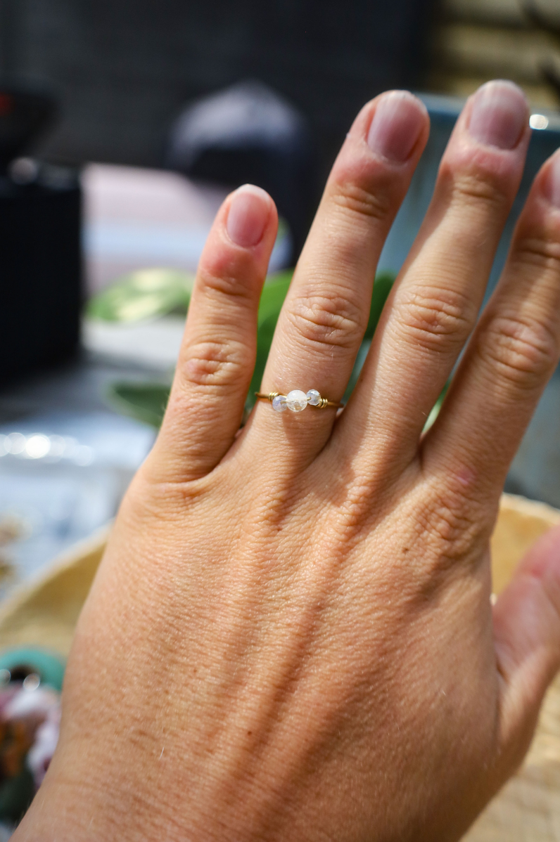 bague réglable acier inoxydable et perles rondes blanches