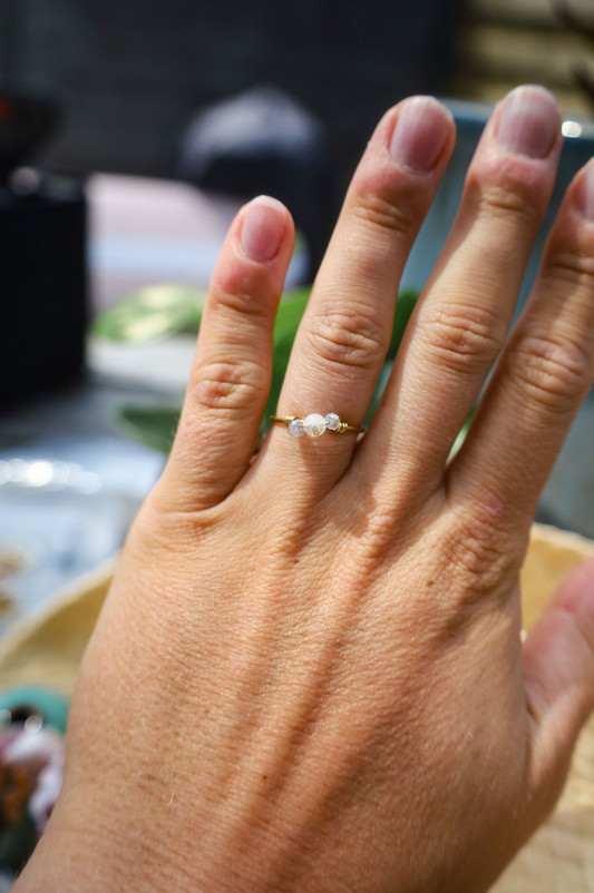 bague réglable acier inoxydable et perles rondes blanches
