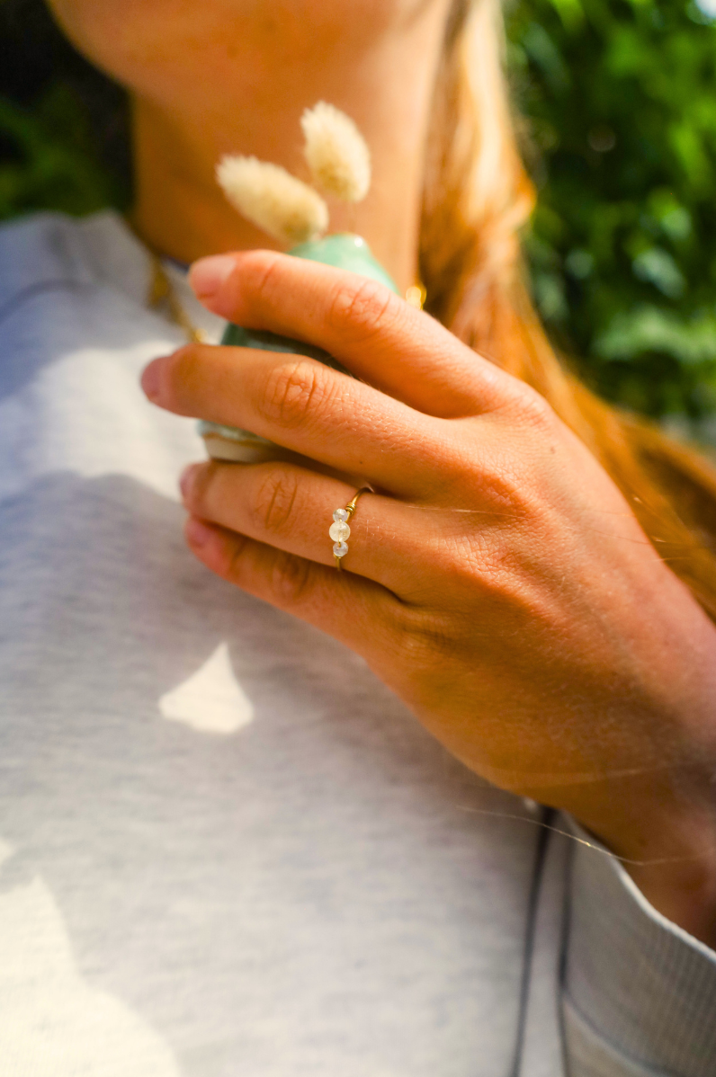 bague réglable acier inoxydable et perles rondes blanches