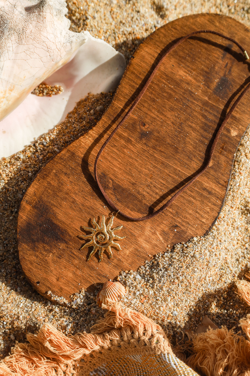 collier en suédine marron et pendentif soleil doré