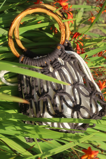 Sac à main en maillage relaché en macrame couleur marron avec anneaux en bambous