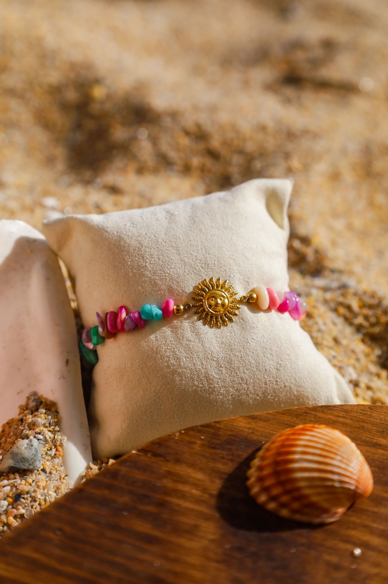 Bracelet perles corail multicolores et pendentif soleil