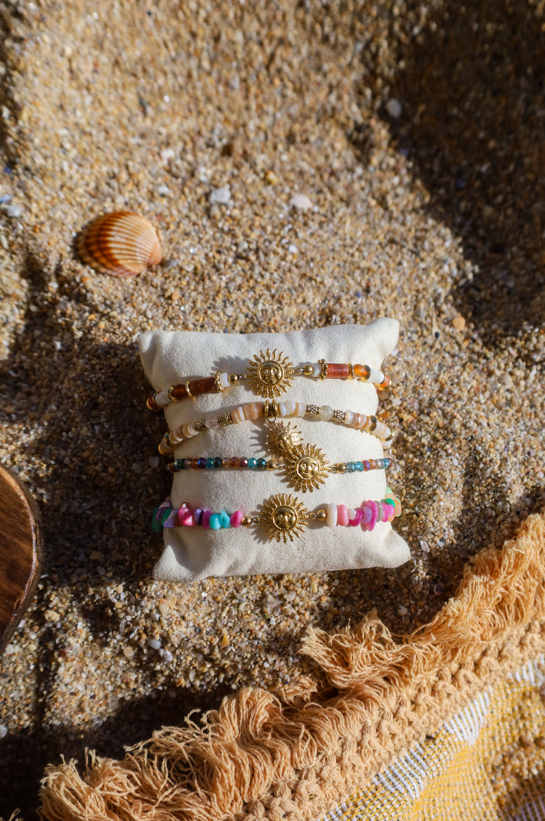 Bracelet perles de coquillages et pendentif soleil