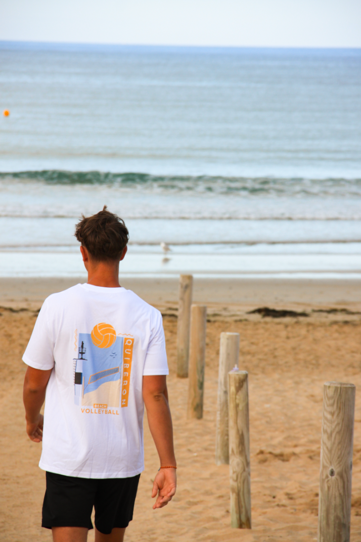 Tshirt imprimé en coton avec un design beachvolley quiberon, un filet et le phare de la grande plage.